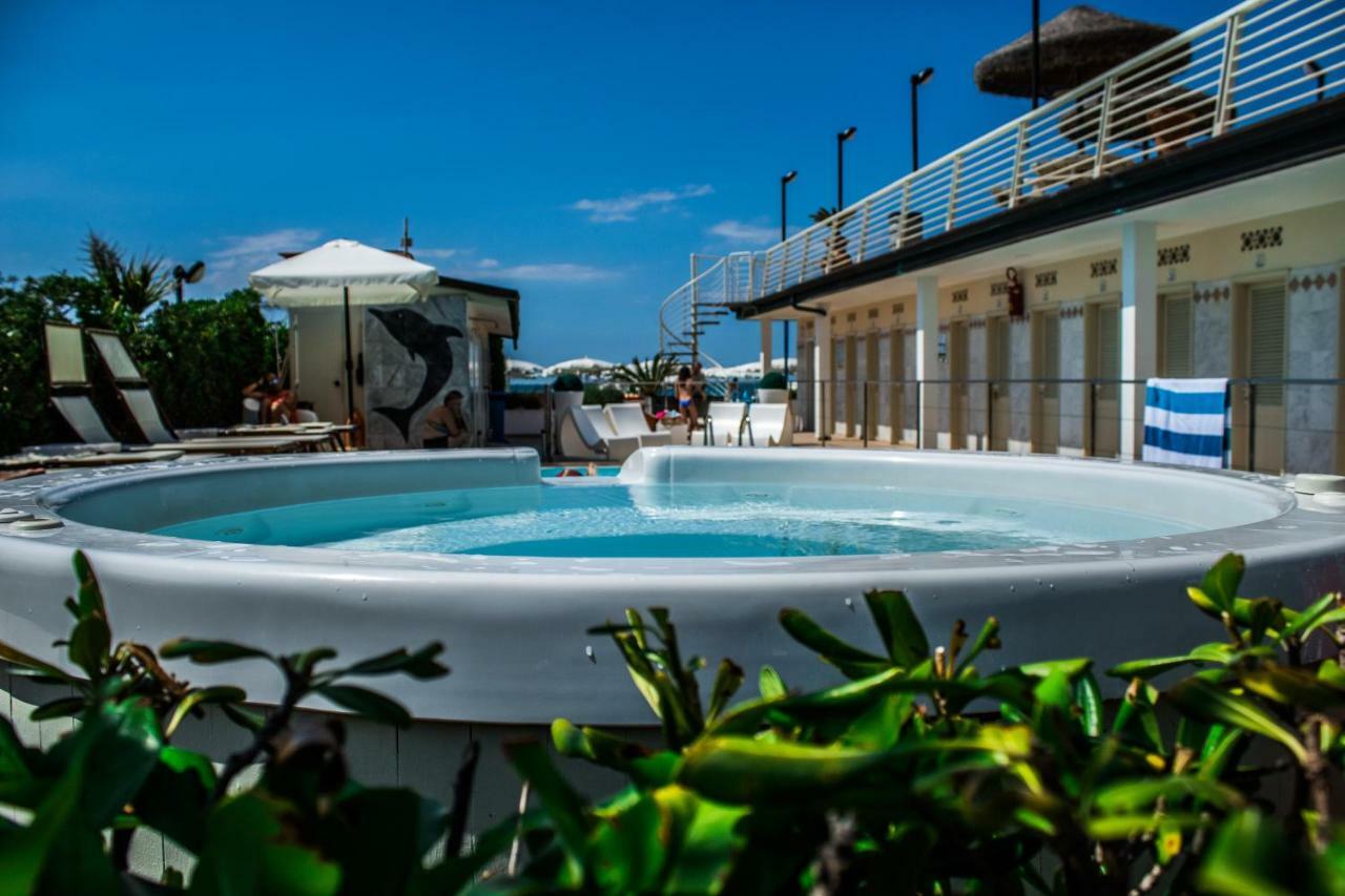 Hotel Delfino Marina Di Carrara Exterior photo